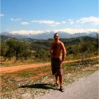 poserer foran Sierra Nevada